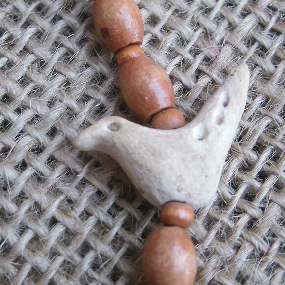 Vintage handmade necklace from 1980s. Made of various wood beads and metal seed - Picture 10 of 12